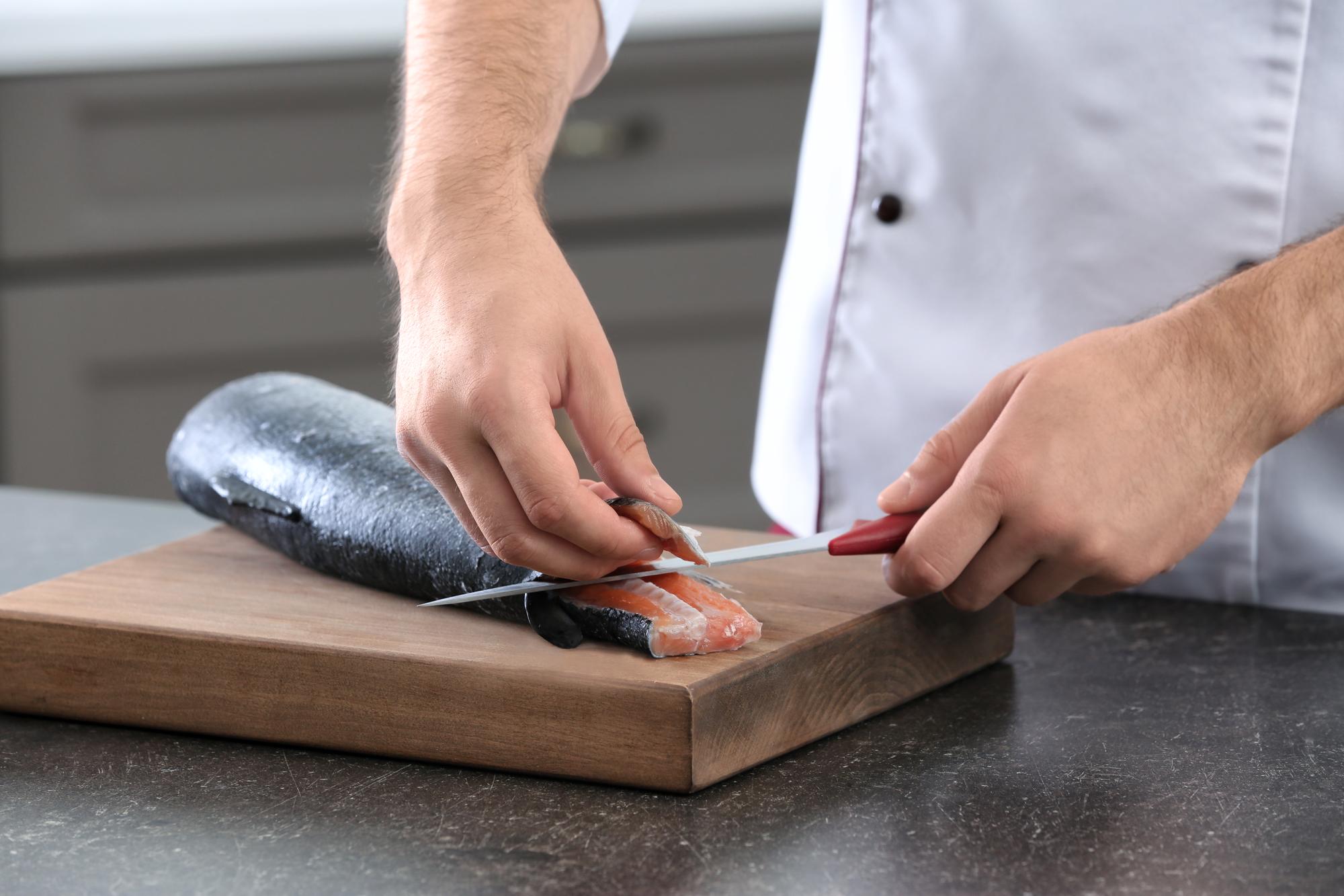 Mano che impugna coltello da chef